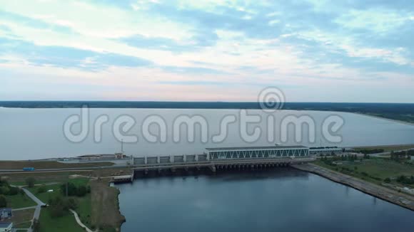 傍晚在里加的多加瓦河上飞越水电站视频的预览图