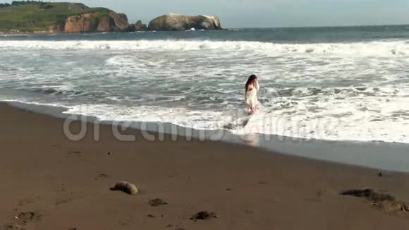 在白色封面和比基尼沙滩上的女孩视频的预览图