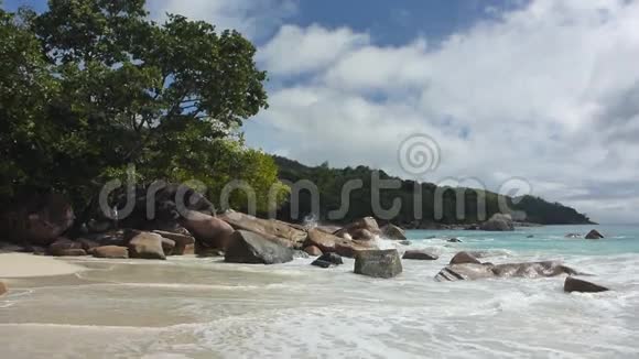 塞舌尔Prasin岛AnseLazio海岸热带景观视频的预览图