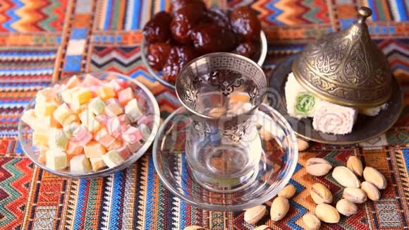 土耳其茶从金属茶壶中倒入传统菜肴视频的预览图