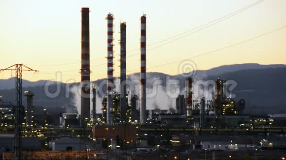 工厂烟堆炼油厂石化厂视频的预览图