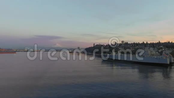 日落时的西北沿海城市景观背景是雷尼尔山视频的预览图