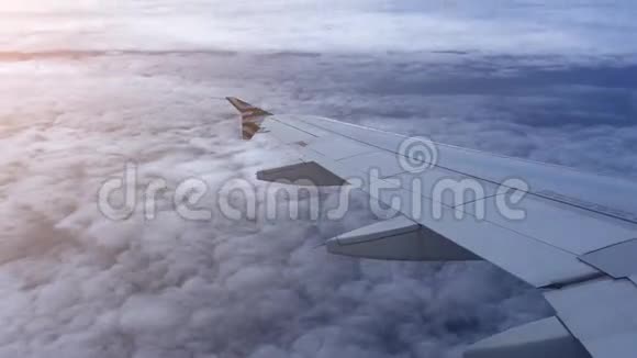 乘飞机旅行从飞机窗口观看视频的预览图