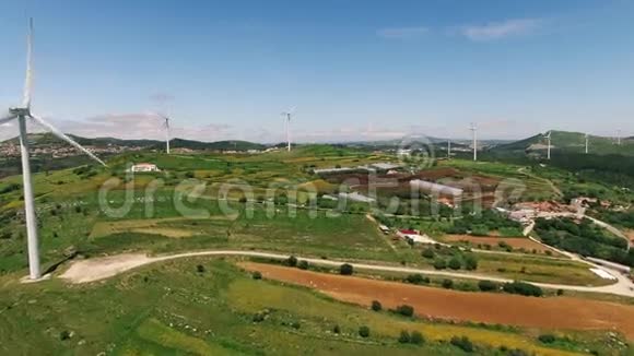 波尔图加的青山上的风力发电厂视频的预览图