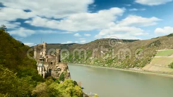时代莱茵斯坦城堡上空美丽的云彩视频的预览图