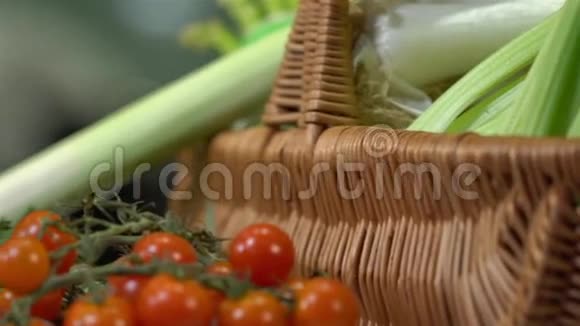 多彩背景多汁和新鲜的草药水果和蔬菜在冰上视频的预览图