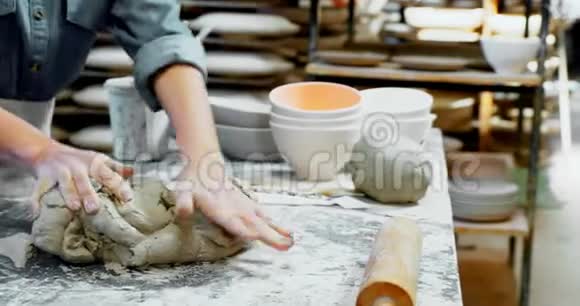 女陶工中段泥塑4k视频的预览图