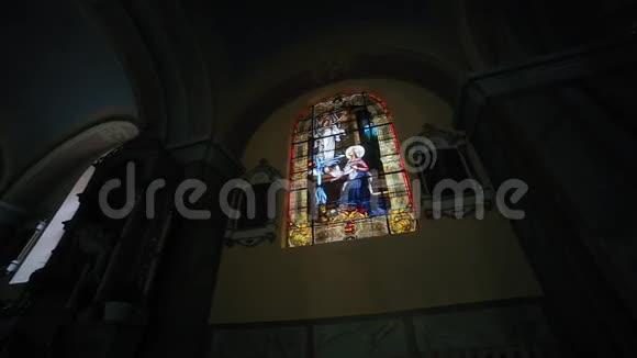 形象天使和女人的宗教彩色玻璃窗视频的预览图