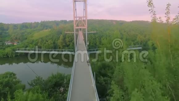 空中日出飞过大桥视频的预览图