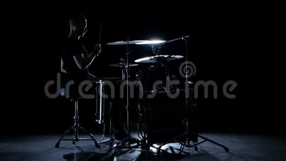 鼓手在鼓上演奏充满活力的音乐黑色背景侧视图视频的预览图