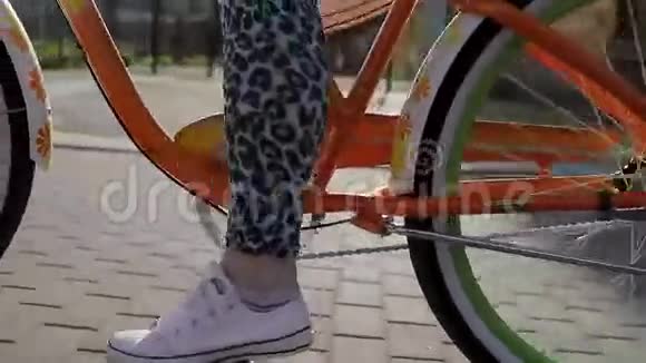 夏季傍晚女人的壮举和脚踏车的精彩动作视频的预览图