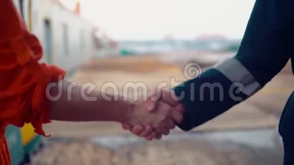 海上承包商商人与船上的工人握手视频的预览图
