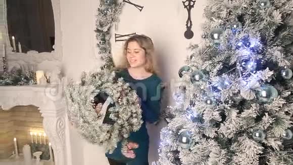 有圣诞装饰的圣诞冬女视频的预览图