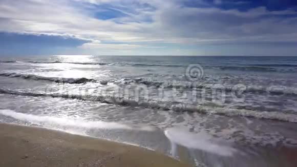 海岸海滩有海浪阳光天堂度假胜地视频的预览图