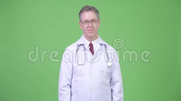 成熟男医生竖起大拇指的画像视频的预览图
