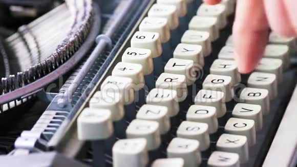 旧打字机打字老式打字机是男性手从侧面看出来的只用食指啄键视频的预览图