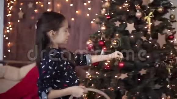 小女孩装饰圣诞树高清镜头与滑块视频的预览图
