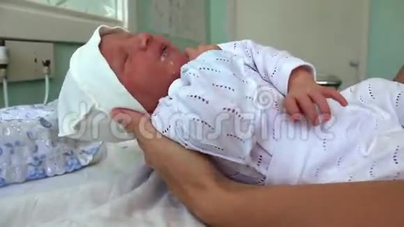 妇产医院的母亲和新生儿视频的预览图