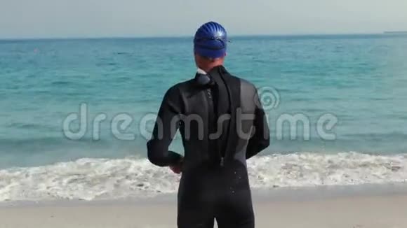 游泳者在海滩准备的后景视频的预览图