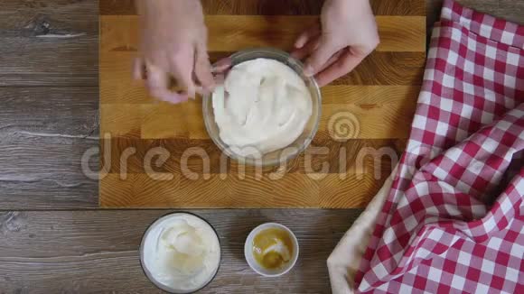 厨师用玻璃碗搅拌酱汁视频的预览图