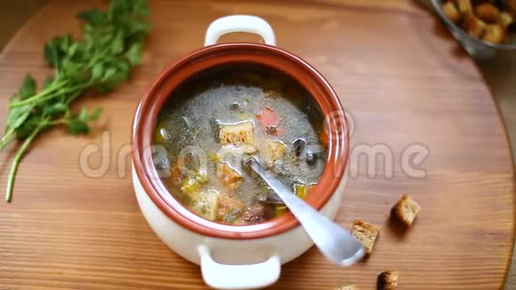 自制蔬菜汤配上野生蘑菇和盘中的辣椒视频的预览图