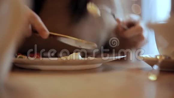 女人在咖啡馆里吃蔬菜和肉视频的预览图