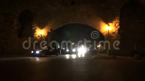 希腊老城区的夜间汽车视频的预览图