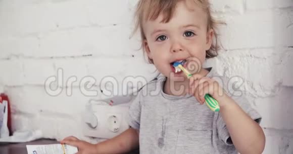 小男孩用牙刷刷牙视频的预览图