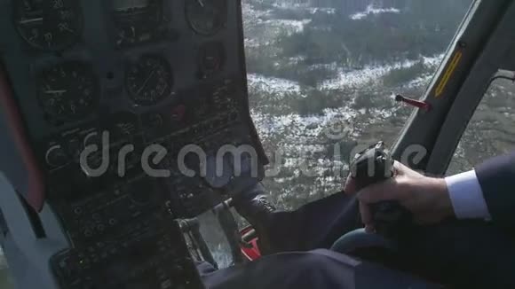查看控制系统直升机飞行员保持杆飞行员舱里的摄像头在森林之上阳光明媚雪视频的预览图