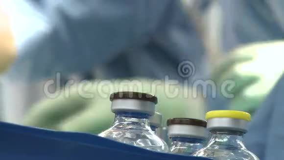 场地的深度前台的瓶子和后面的医护人员视频的预览图