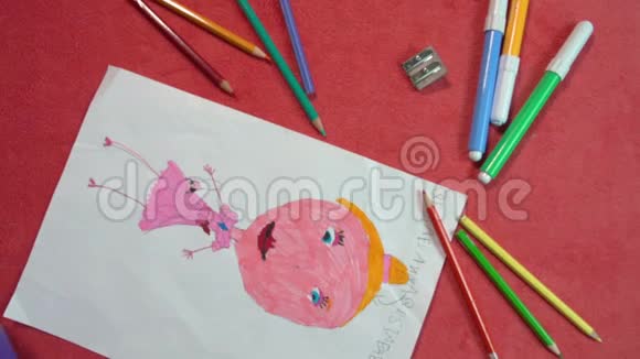 漂亮的孩子画粉色背景和紫色气球FDV视频的预览图