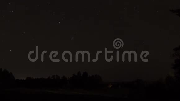 树林中夜空的景色夜幕降临星星自然月亮时光飞逝视频的预览图