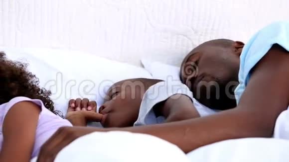 父亲和他的孩子们在睡觉视频的预览图
