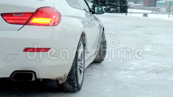 白色跑车在冰上漂流视频的预览图