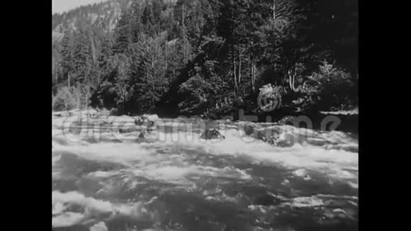 人们在山河上漂流视频的预览图