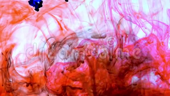 抽象的墨水流在水下蔓延视频的预览图