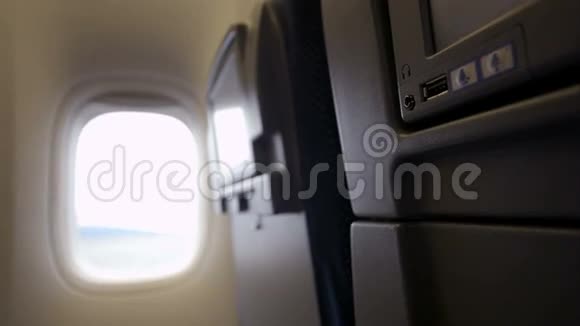 在飞机上使用带座椅显示器的USB闪存驱动器视频的预览图