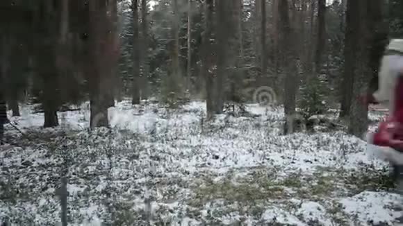 圣诞老人正和强盗在树林里打架慢动作视频的预览图