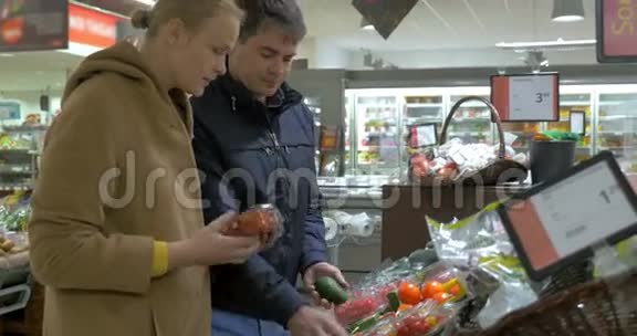 夫妻俩在超市选购蔬菜视频的预览图