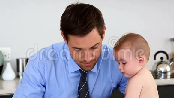 压力很大的父亲和他的孩子计算账单视频的预览图