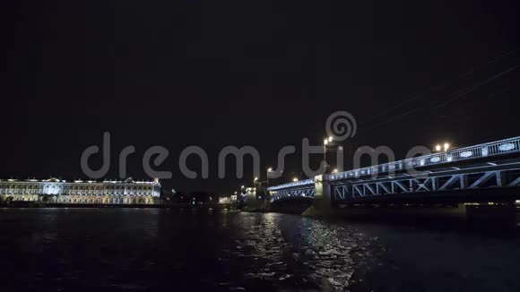 城市夜景中的河上大桥灯旅游船时光飞逝视频的预览图