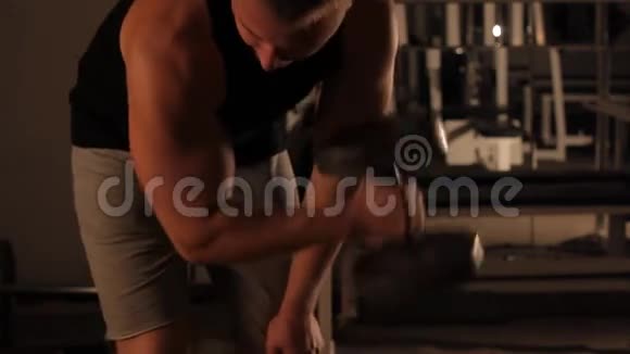 肌肉健美运动员在健身房用哑铃做运动视频的预览图