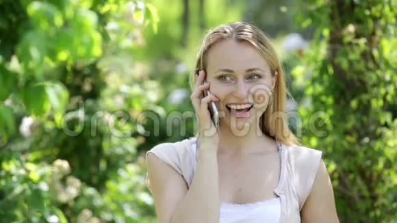 夏日用手机说话的女人视频的预览图