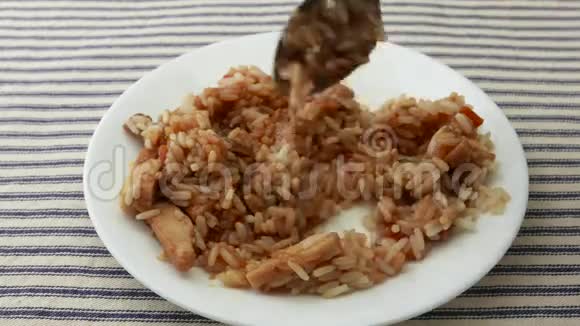 在米饭电视晚餐中搅拌和吃鸡肉视频的预览图