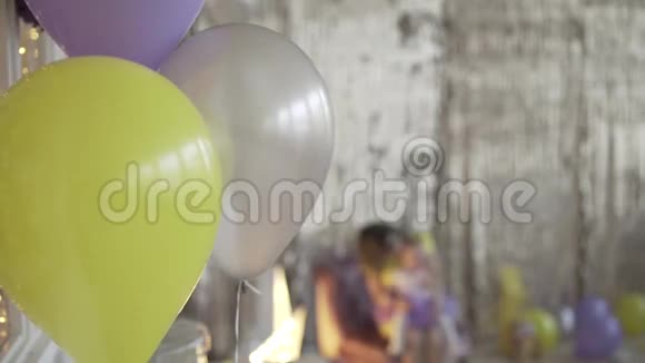 带气球和蛋糕的孩子生日视频的预览图