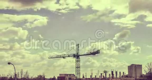 工业建筑场起重机的时间推移视频的预览图