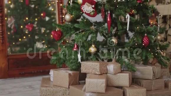 新年树下圣诞礼物和礼物的特写镜头视频的预览图