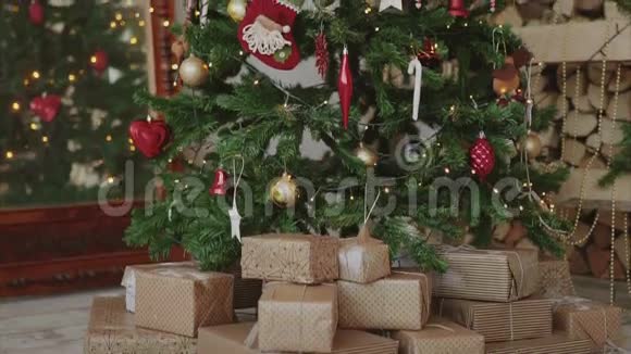 新年树下圣诞礼物和礼物的特写镜头视频的预览图