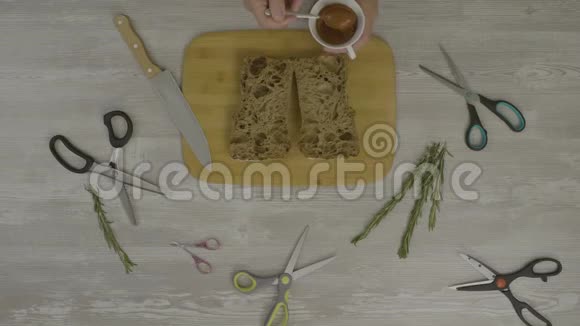 木制桌子上的新鲜面包桌子上有很多剪刀一把刀一个Instagram的抽象物视频的预览图