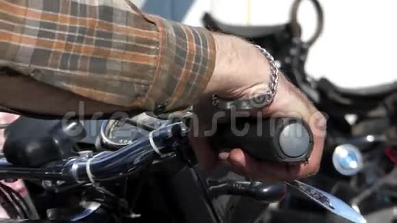 自行车手握着一辆把手特写镜头视频的预览图